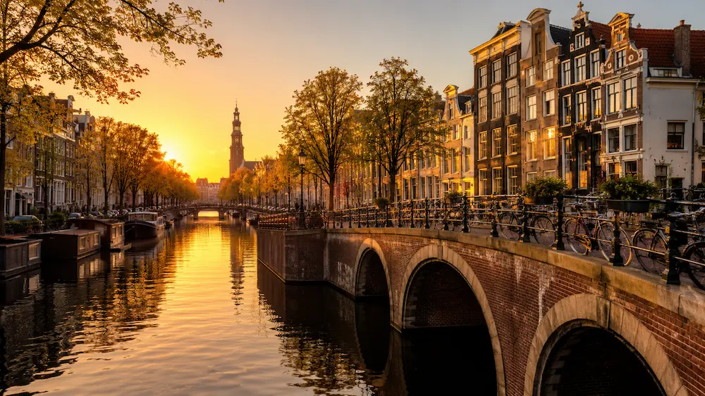 Zonsondergang boven een reisbestemming met water en wandelpad