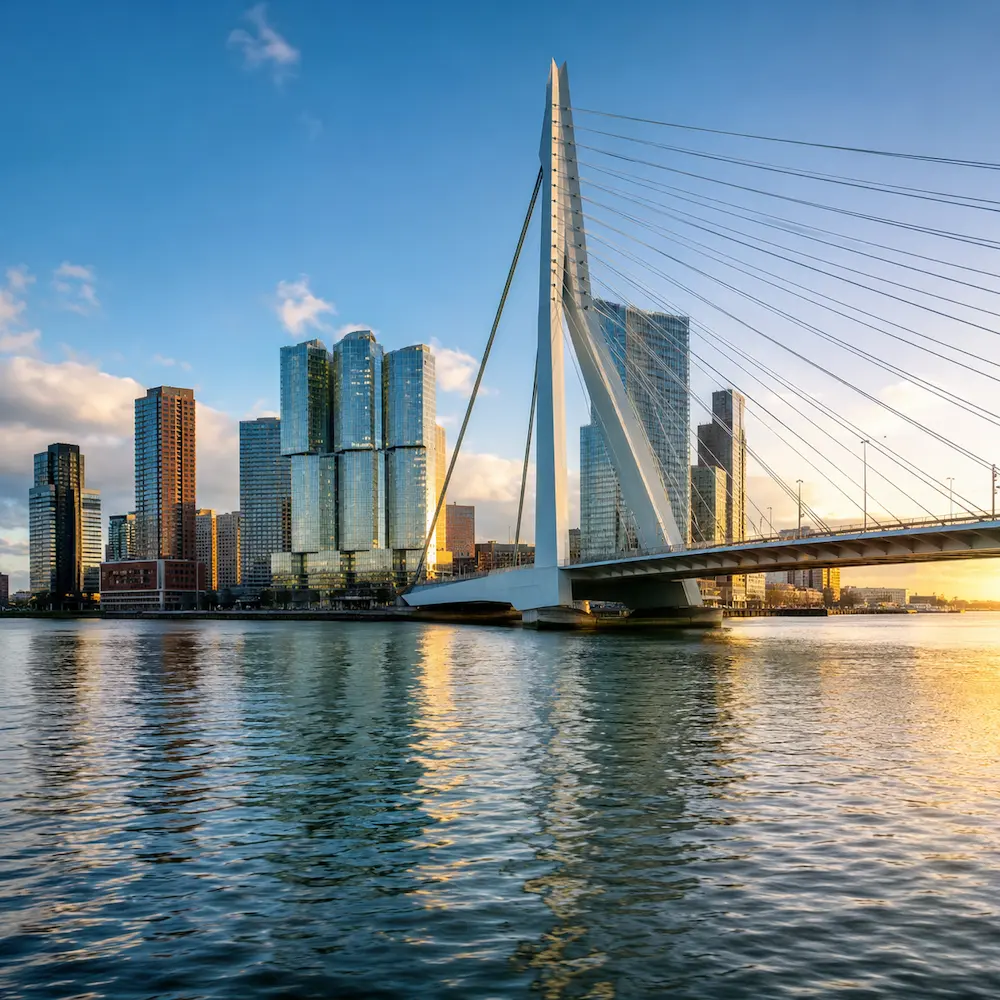 Reiziger kijkt uit over een wereldse natuurbestemming met groene heuvels